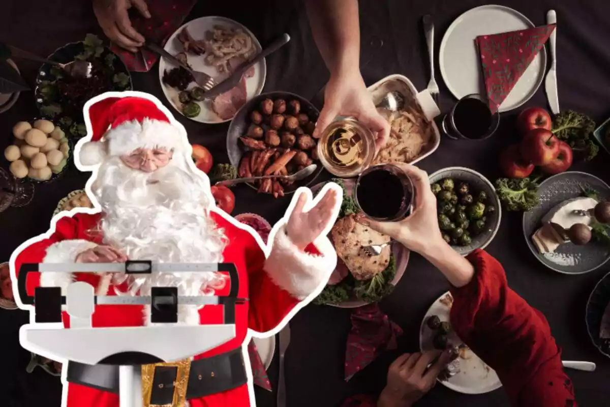 Papa noel con una báscula delante de la comida de Navidad