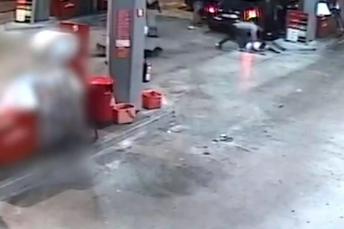 Imagen de una gasolinera con una detención Imagen de una gasolinera con una detención