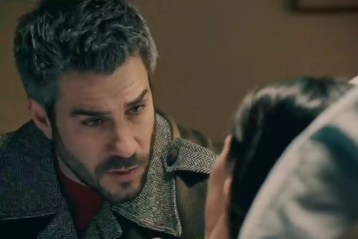 Andrés mirando con preocupación a María acostada. Captura de 'Sueños de libertad' Andrés mirando con preocupación a María acostada. Captura de 'Sueños de libertad'