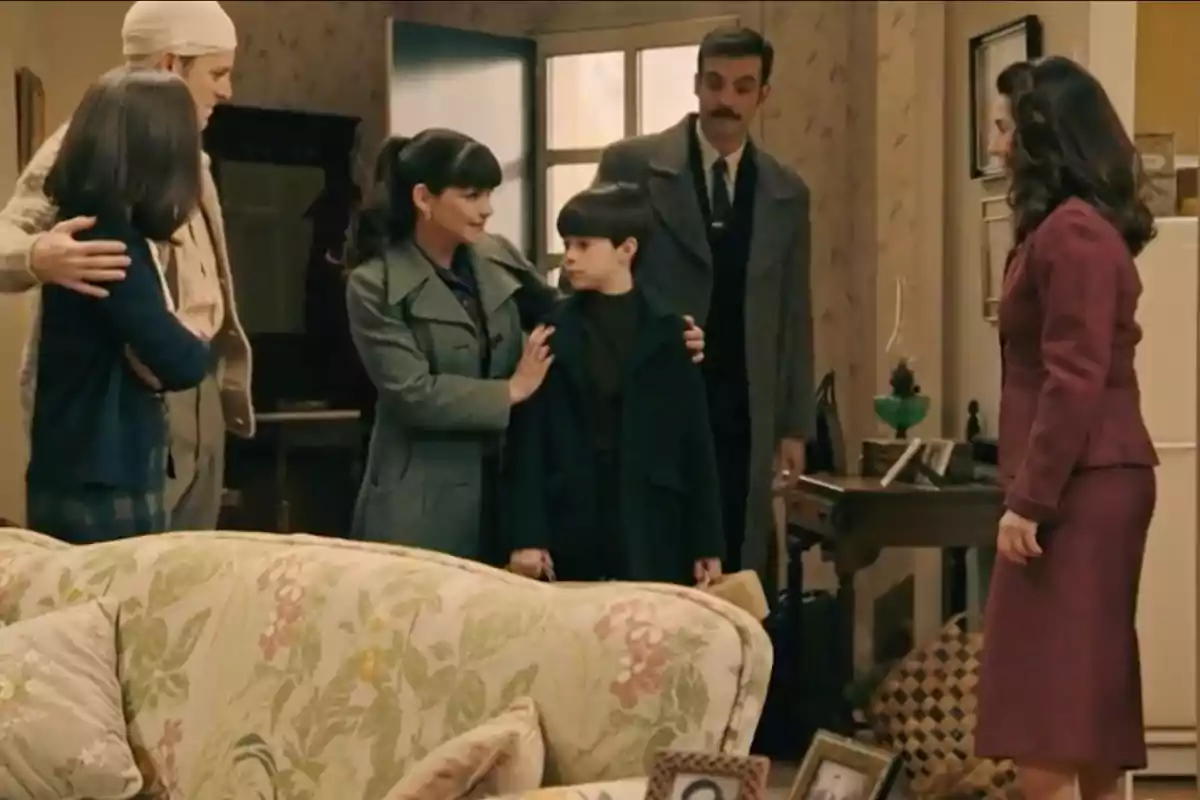 Un grupo de personas está reunido en una sala de estar, algunas de ellas parecen estar conversando mientras otras observan, el ambiente es acogedor y hay muebles y decoraciones clásicas. Captura de 'Sueños de libertad' Un grupo de personas está reunido en una sala de estar, algunas de ellas parecen estar conversando mientras otras observan, el ambiente es acogedor y hay muebles y decoraciones clásicas. Captura de 'Sueños de libertad'