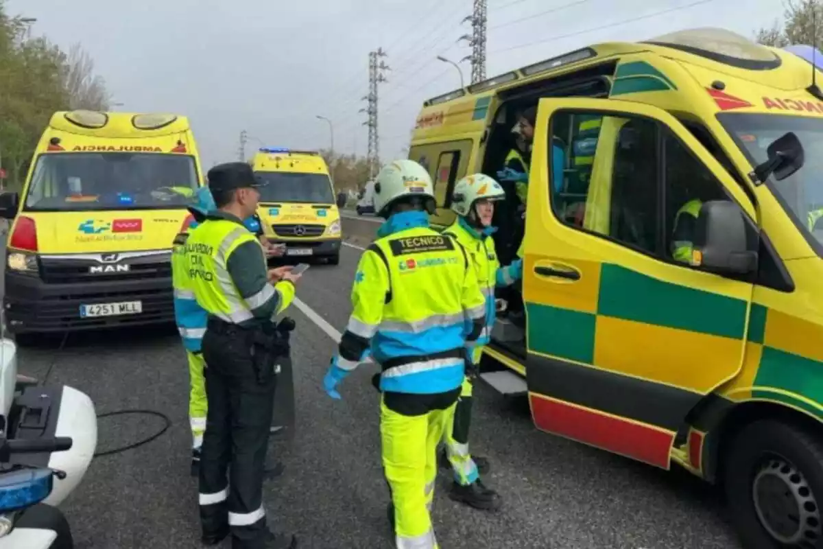 Imagen de varios efectivos del SUMMA 112 de Madrid en una carretera junto a agentes de la Guardia Civil por un accidente, con varias ambulancias