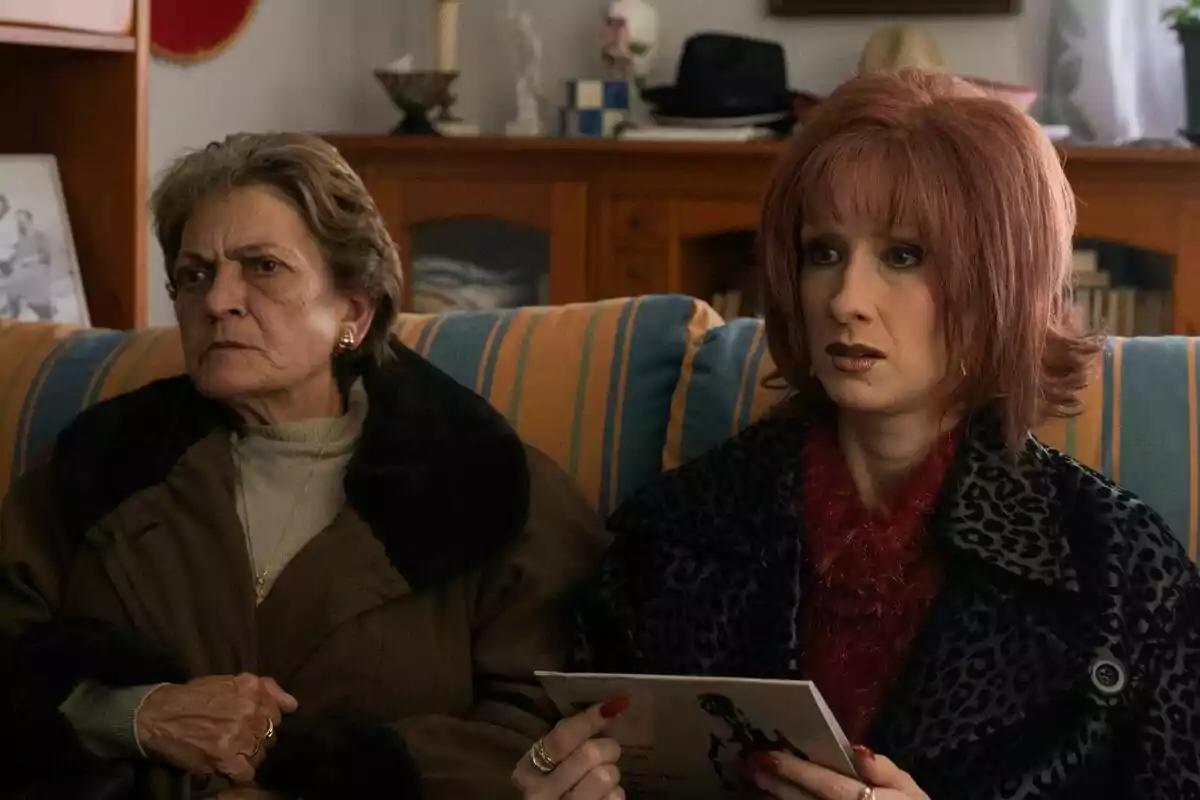 Ingrid Garcia-Jonsson como Yurena y Rocío Ibáñez como Margarita Seisdedos sentadas en un sofá con expresiones serias y preocupadas, una de ellas sostiene una hoja de papel en la serie Superestar