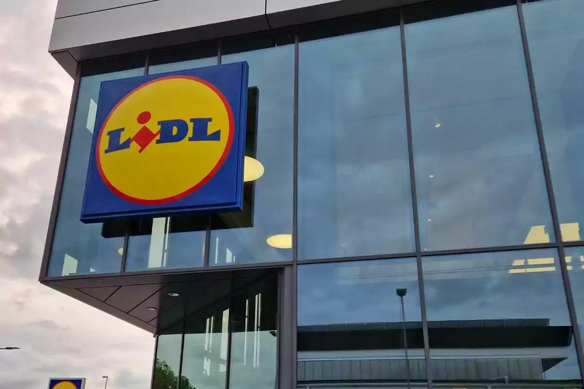 Fachada de una tienda Lidl con el logotipo visible en un letrero cuadrado.