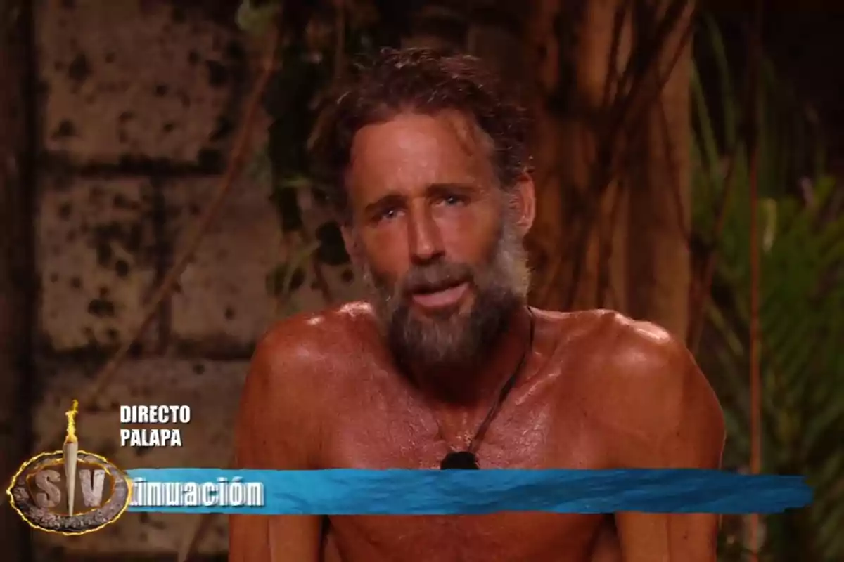 Álvaro Muñoz Escassi, sin camiseta, hablando frente a la cámara en un entorno selvático con gráficos de un programa de televisión en la esquina inferior izquierda. Captura de 'Supervivientes' Álvaro Muñoz Escassi, sin camiseta, hablando frente a la cámara en un entorno selvático con gráficos de un programa de televisión en la esquina inferior izquierda. Captura de 'Supervivientes'