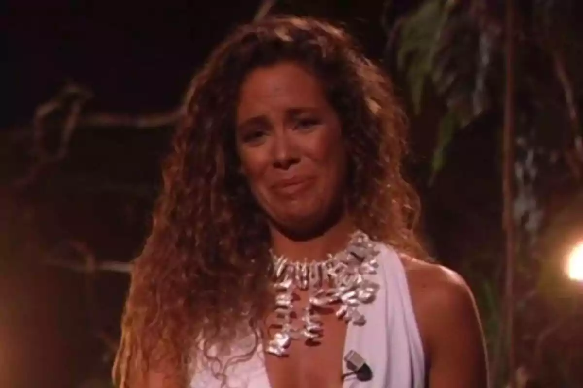 Captura de 'Supervivientes' con Laura Madrueño llorando en la palapa el 15 de junio de 2023