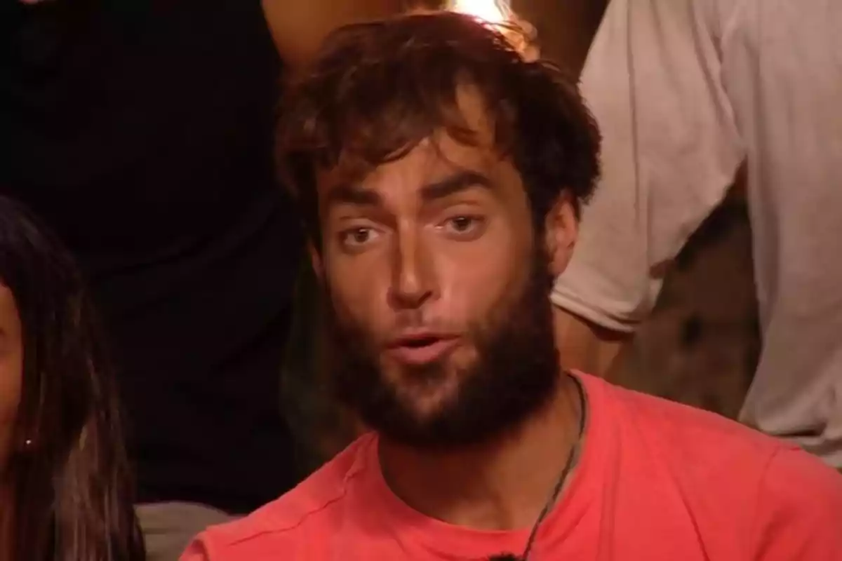 Montoya lleva una camiseta rosa mientras habla en un entorno con poca luz. Captura de 'Supervivientes' Montoya lleva una camiseta rosa mientras habla en un entorno con poca luz. Captura de 'Supervivientes'