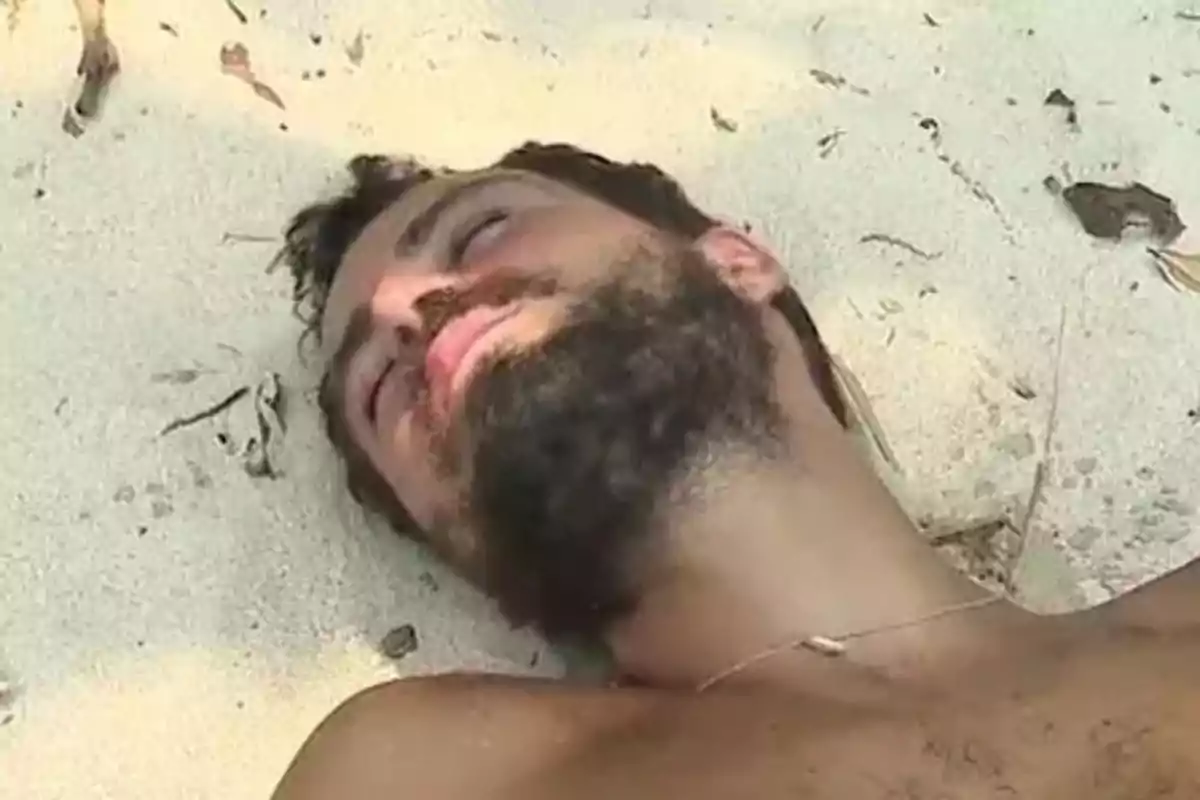 Joshua Velázquez descansando sobre la arena. Captura de 'Supervivientes' Joshua Velázquez descansando sobre la arena. Captura de 'Supervivientes'