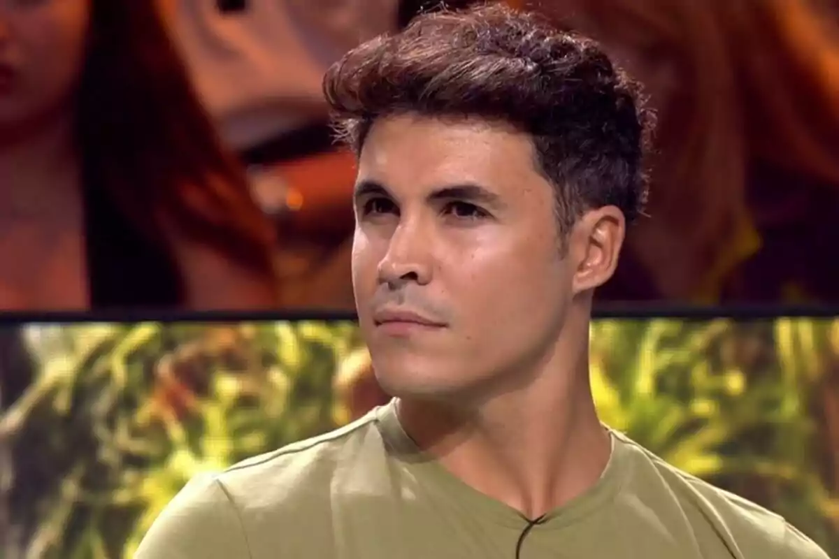 Kiko Jiménez con camiseta verde claro en 'Supervivientes' con fondo borroso. Captura del 11 de julio de 2024