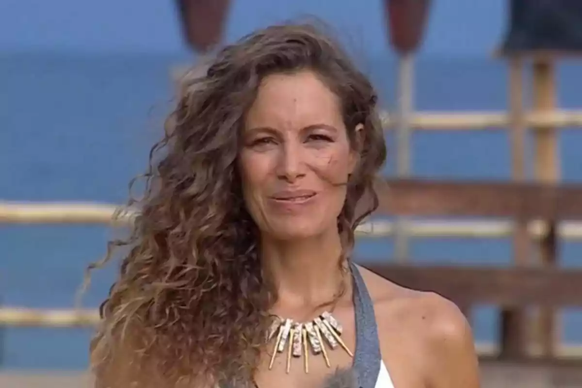 Laura Madrueño con cabello rizado y collar posando frente a un fondo de playa. Captura de 'Supervivientes' el 7 de julio de 2024