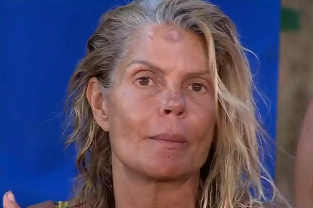 Makoke con expresión seria frente a un fondo azul. Captura de 'Supervivientes'