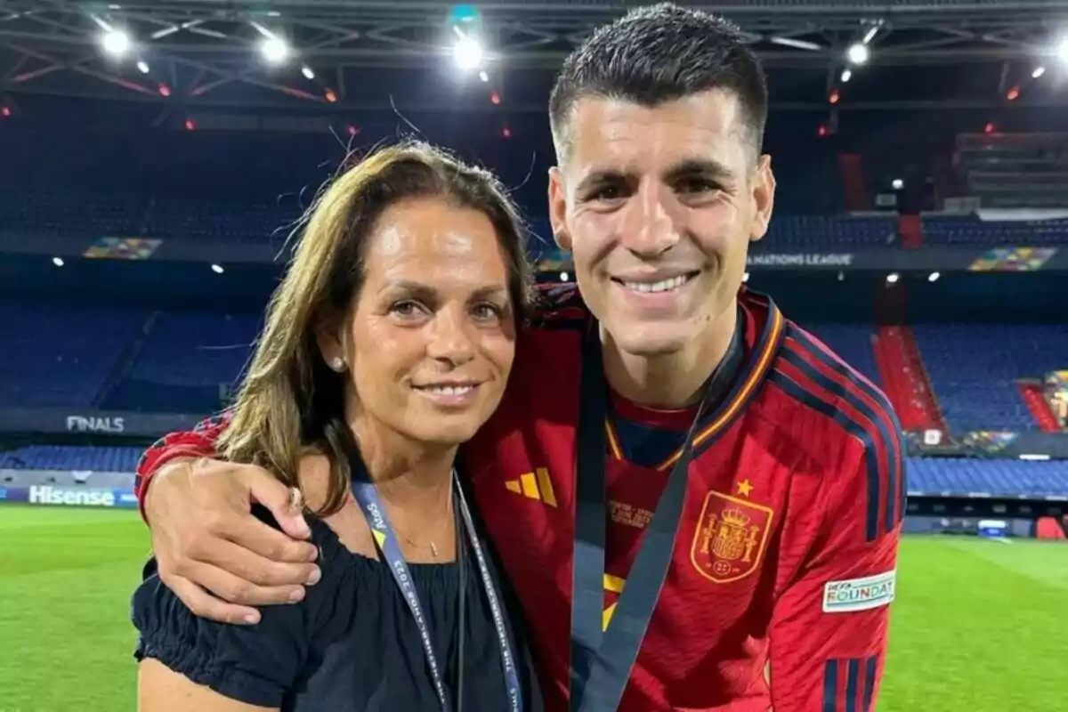 Álvaro Morata con la camiseta de la selección española abraza a Susana Martín en un estadio. Post de Álvaro en Instagram