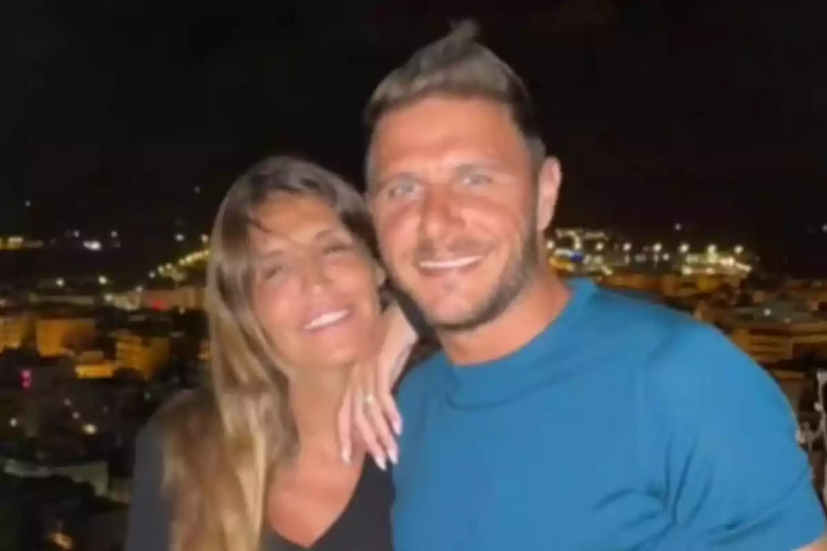 Joaquín Sánchez y Susana Saborido sonrientes posando frente a un paisaje urbano nocturno iluminado. Joaquín Sánchez y Susana Saborido sonrientes posando frente a un paisaje urbano nocturno iluminado.