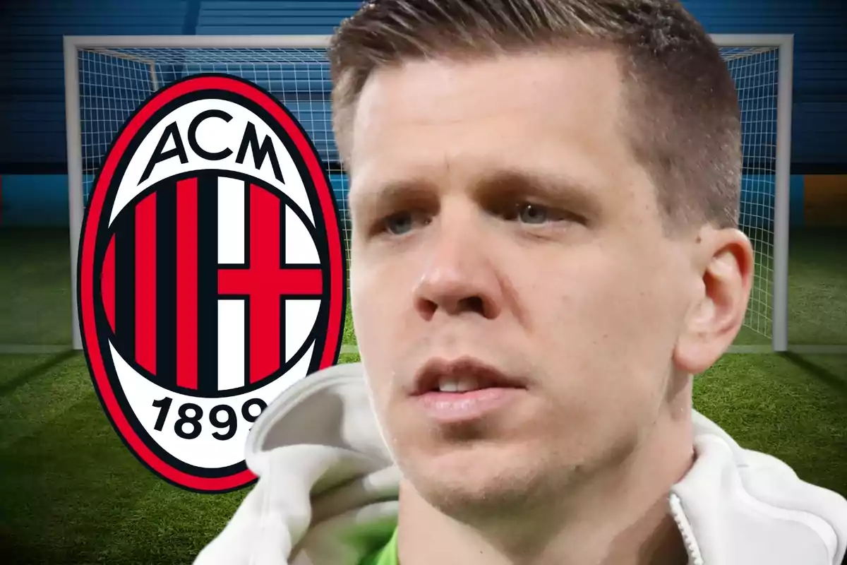 Un hombre con una chaqueta blanca frente a un logotipo del AC Milan y una portería de fútbol.