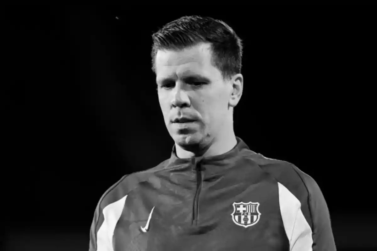 Un hombre con una chaqueta deportiva con el logo de un equipo de fútbol en blanco y negro.