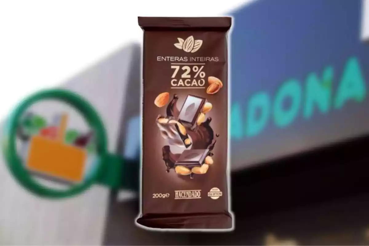 Montaje con el logo de Mercadona de fondo y la tableta de chocolate 72% cacao de la marca Hacendado Montaje con el logo de Mercadona de fondo y la tableta de chocolate 72% cacao de la marca Hacendado