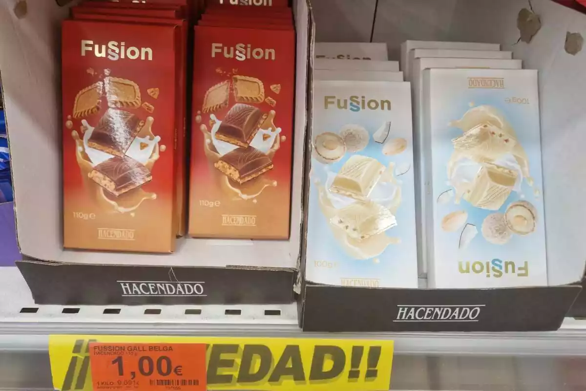 Las tabletas de chocolate Fussion en el estante de una tienda de Mercadona Las tabletas de chocolate Fussion en el estante de una tienda de Mercadona