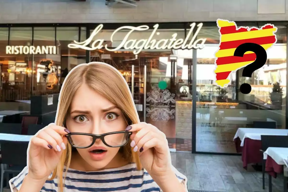 Una mujer con expresión de sorpresa sostiene sus gafas frente a un restaurante llamado "La Tagliatella" con un cartel de un mapa con rayas rojas y amarillas y un signo de interrogación.