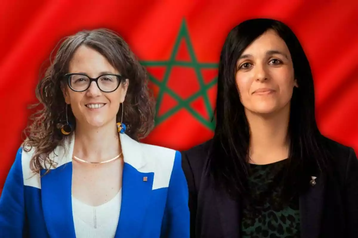 Dos mujeres posando frente a una bandera de Marruecos.