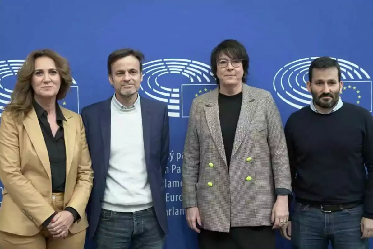 Cuatro personas posan frente a un fondo azul con logotipos del Parlamento Europeo. Cuatro personas posan frente a un fondo azul con logotipos del Parlamento Europeo.