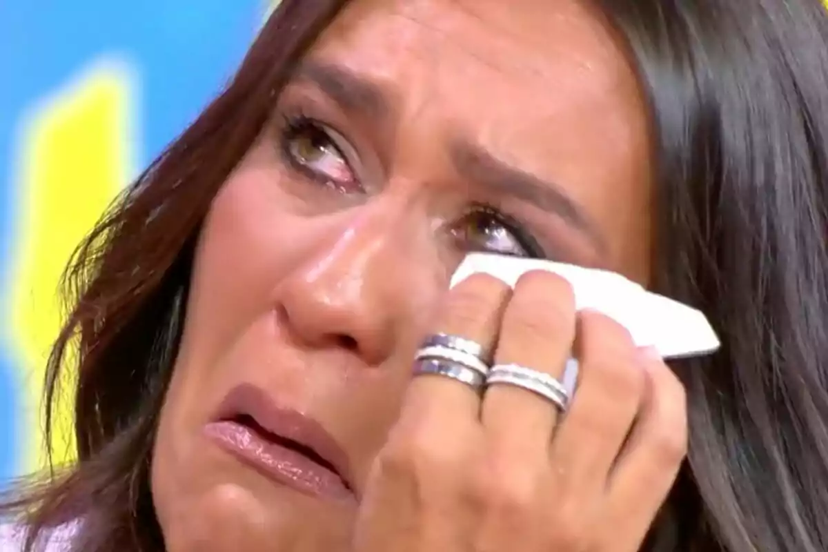 Laura Cuevas llorando mientras se seca las lágrimas con un pañuelo en 'Tardear'.