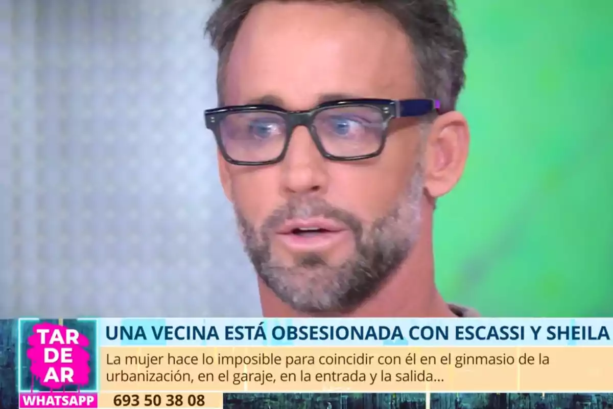 Álvaro Muñoz Escassi con gafas aparece en un programa de televisión llamado Álvaro Muñoz Escassi con gafas aparece en un programa de televisión llamado