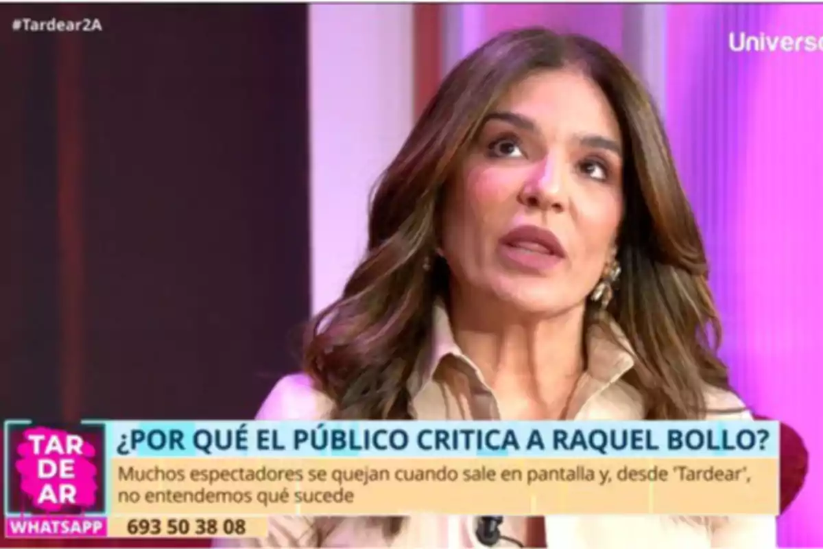 Raquel Bollo en un programa de televisión con un texto en pantalla que pregunta por qué el público critica a Raquel Bollo. Captura de 'TardeAR' Raquel Bollo en un programa de televisión con un texto en pantalla que pregunta por qué el público critica a Raquel Bollo. Captura de 'TardeAR'