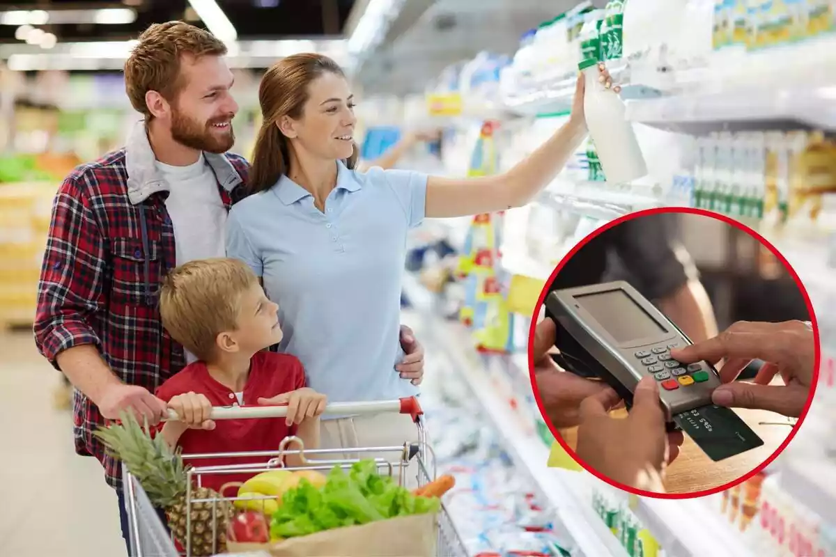 Una familia, de dos adultos y un niño, realizan la compra en un supermercado. En el círculo, un pago con tarjeta de crédito
