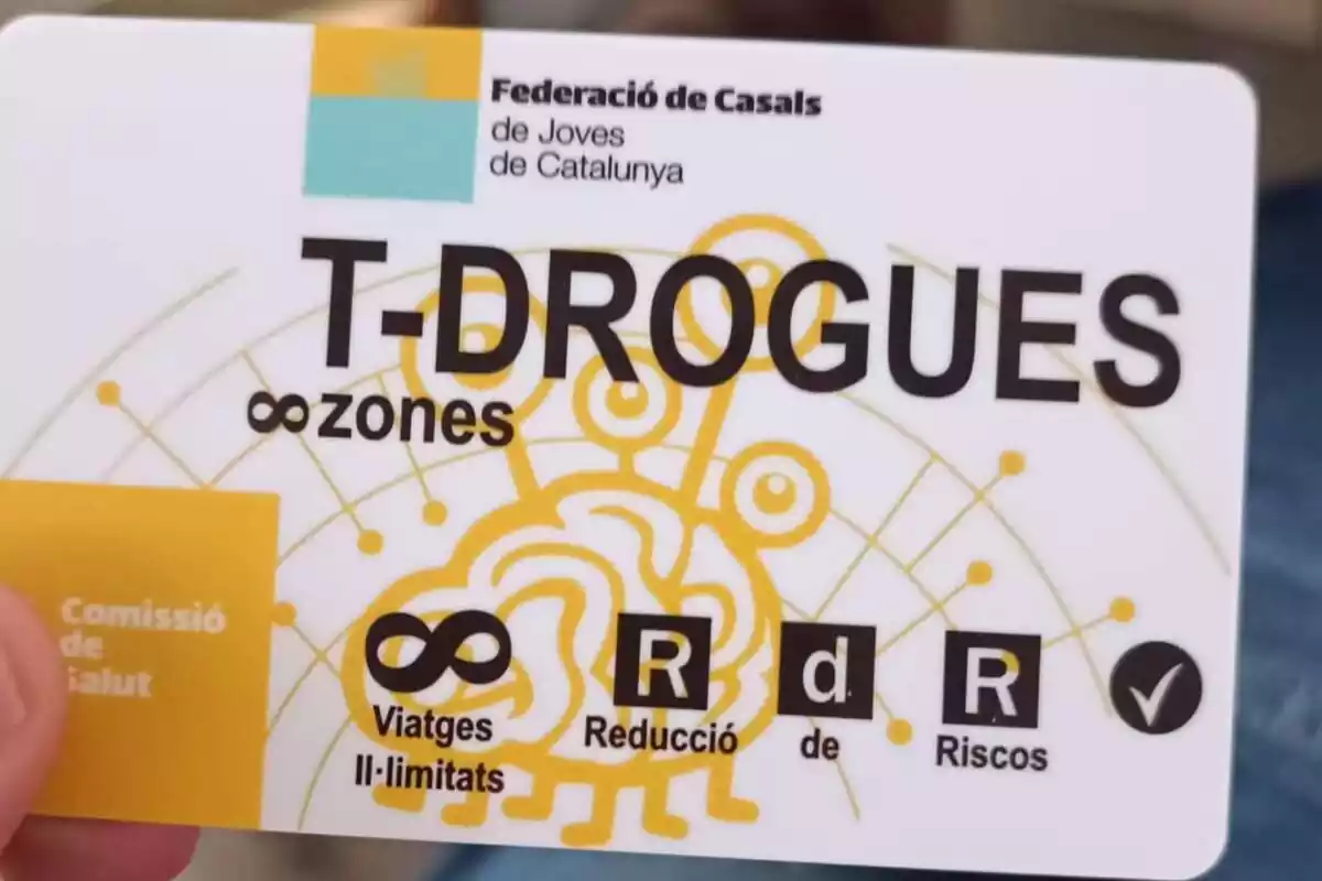 Foto de una targeta de la Federació de Casals de Joves de Catalunya que promociona el consumo de drogas con la frase "T-Drogas, viajes ilimitados"