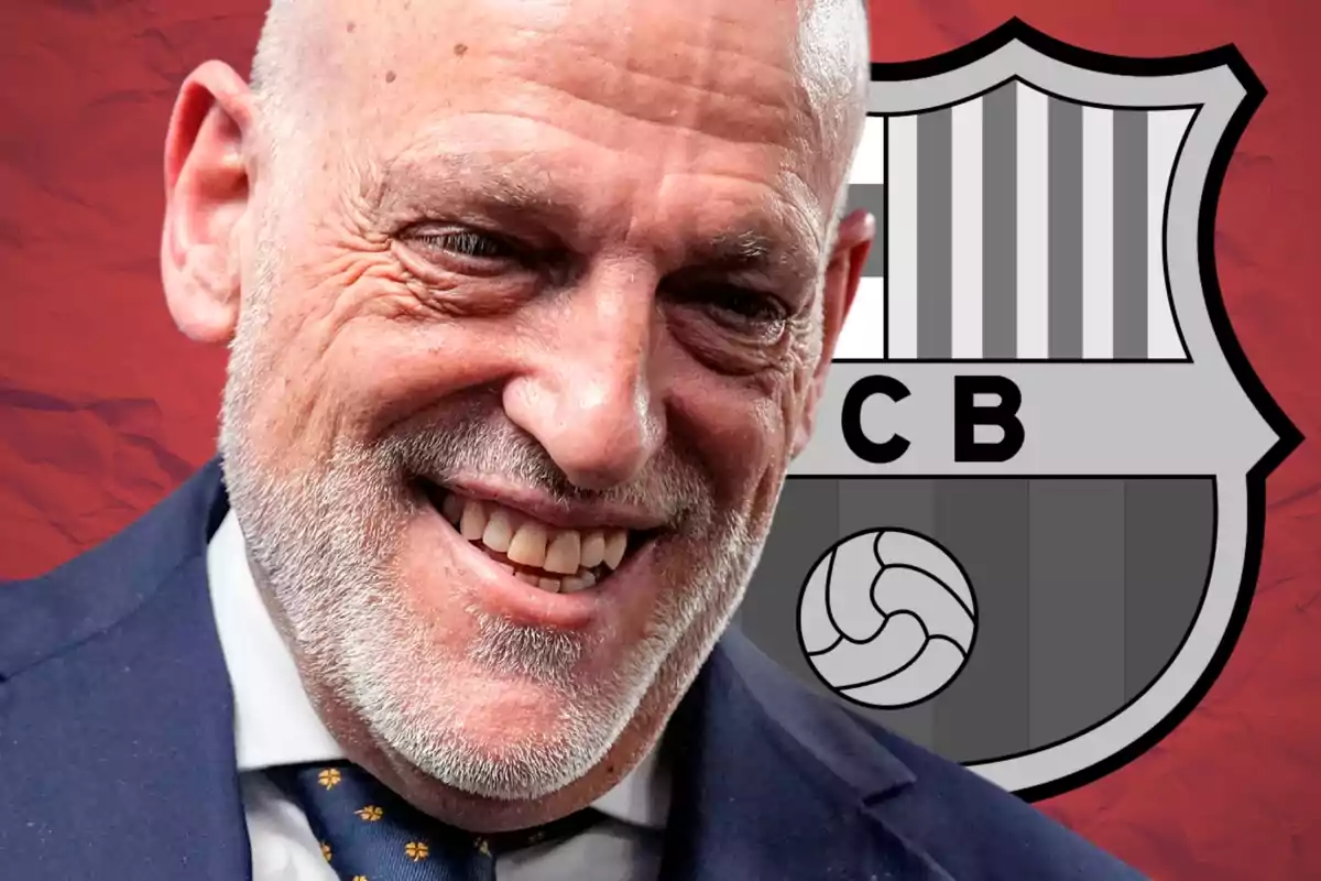 Hombre calvo de barba canosa sonriente con fondo rojo y el escudo del FC Barcelona en blanco y negro detrás