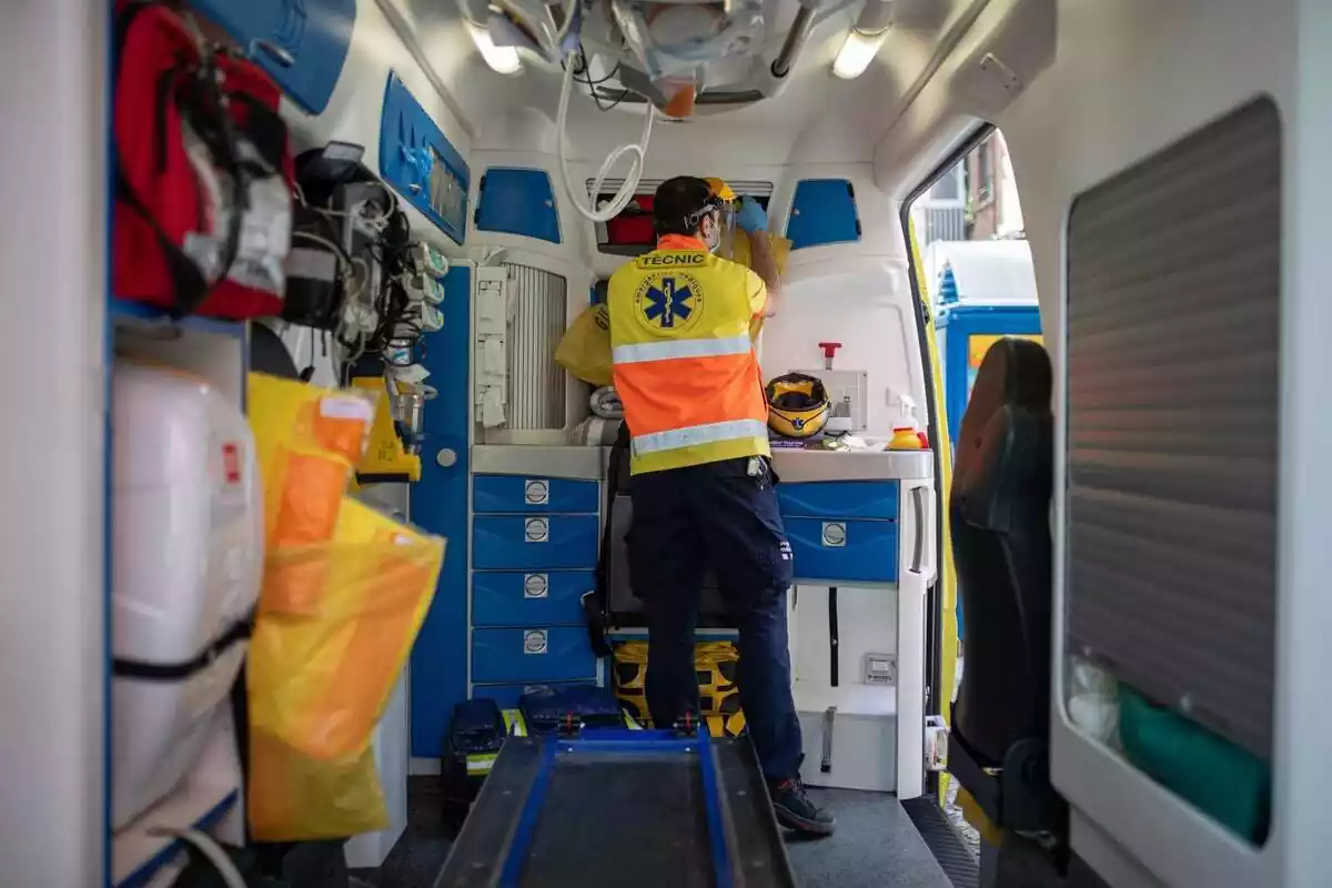 Un técnico del Sistema de Emergencias Médicas (SEM) de la Generalitat de Cataluña en el interior de una ambulancia durante un servicio