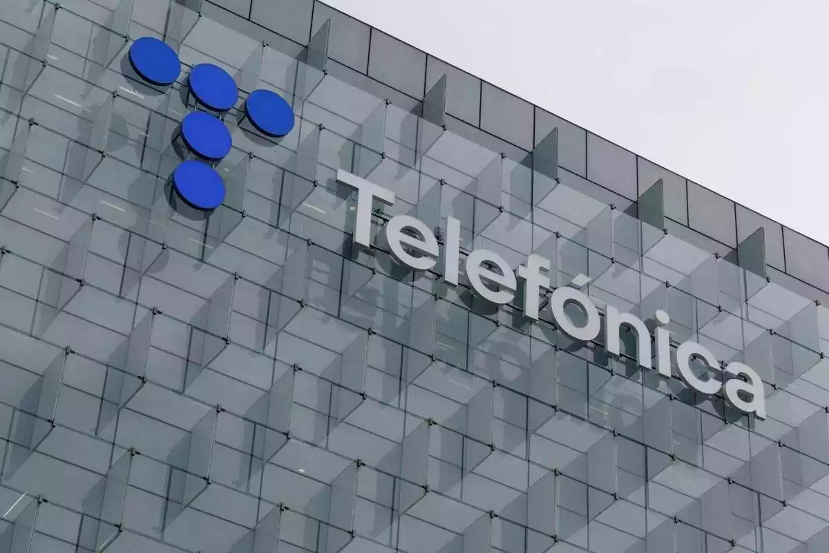 Fachada de la sede de Telefónica, a 6 de marzo de 2023, en Madrid (España)