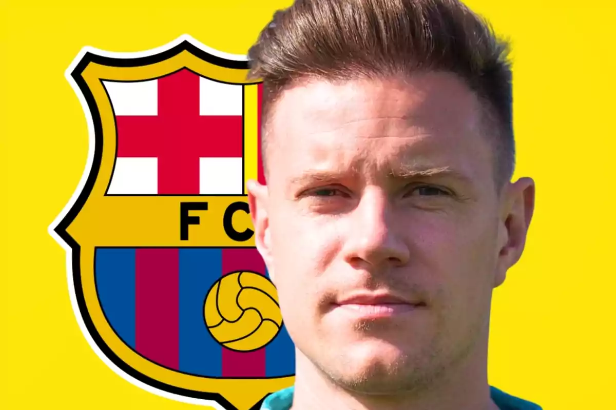 Portero de cabello corto frente al escudo del FC Barcelona con fondo amarillo