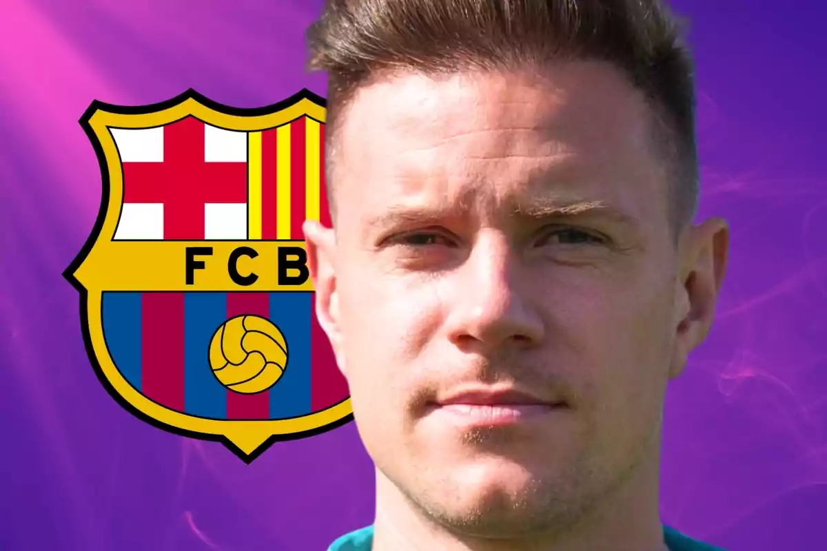 Un hombre frente al escudo del FC Barcelona con un fondo morado.