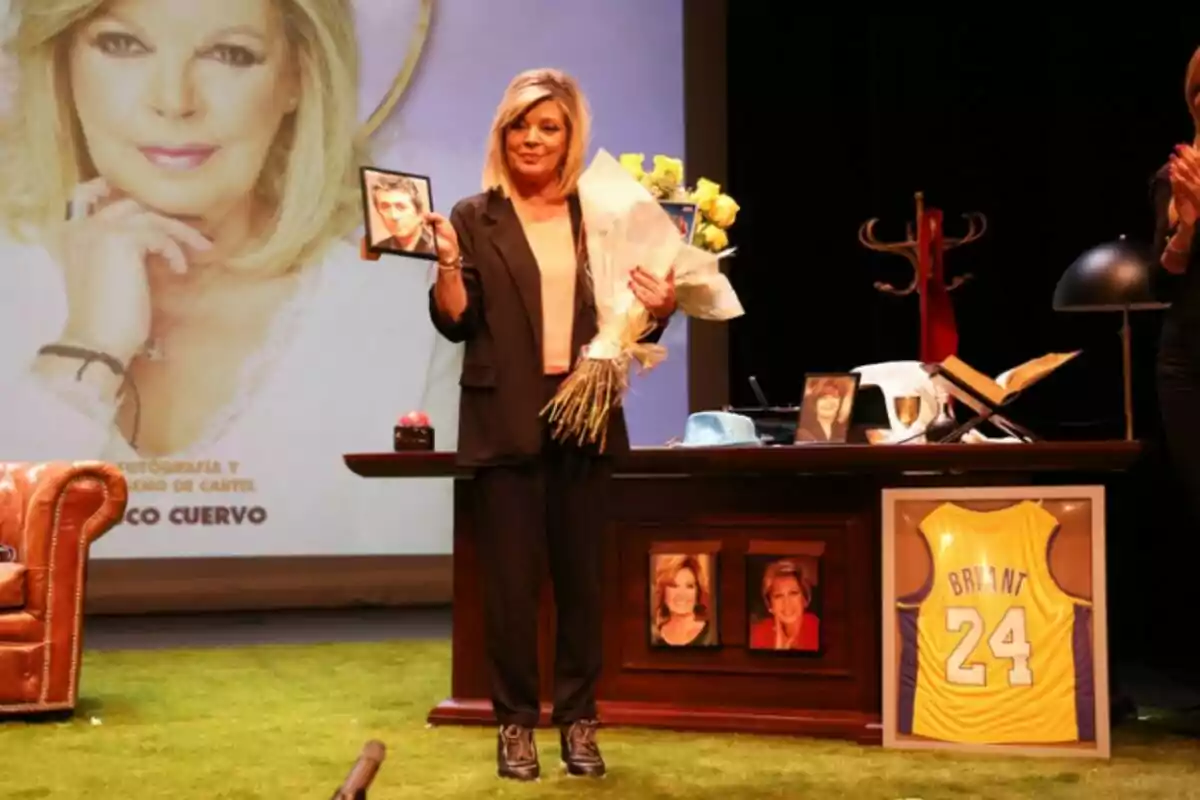 Terelu Campos homenajea a su madre María Teresa Campos, Laura Valenzuela y Concha Velasco al finalizar su obra Terelu Campos homenajea a su madre María Teresa Campos, Laura Valenzuela y Concha Velasco al finalizar su obra