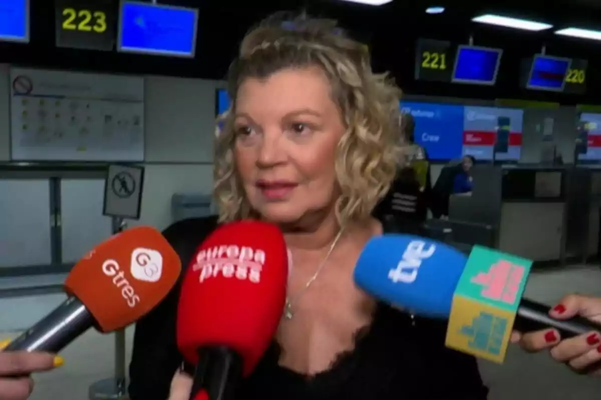 Terelu Campos siendo entrevistada por varios medios de comunicación en un aeropuerto. Terelu Campos siendo entrevistada por varios medios de comunicación en un aeropuerto.