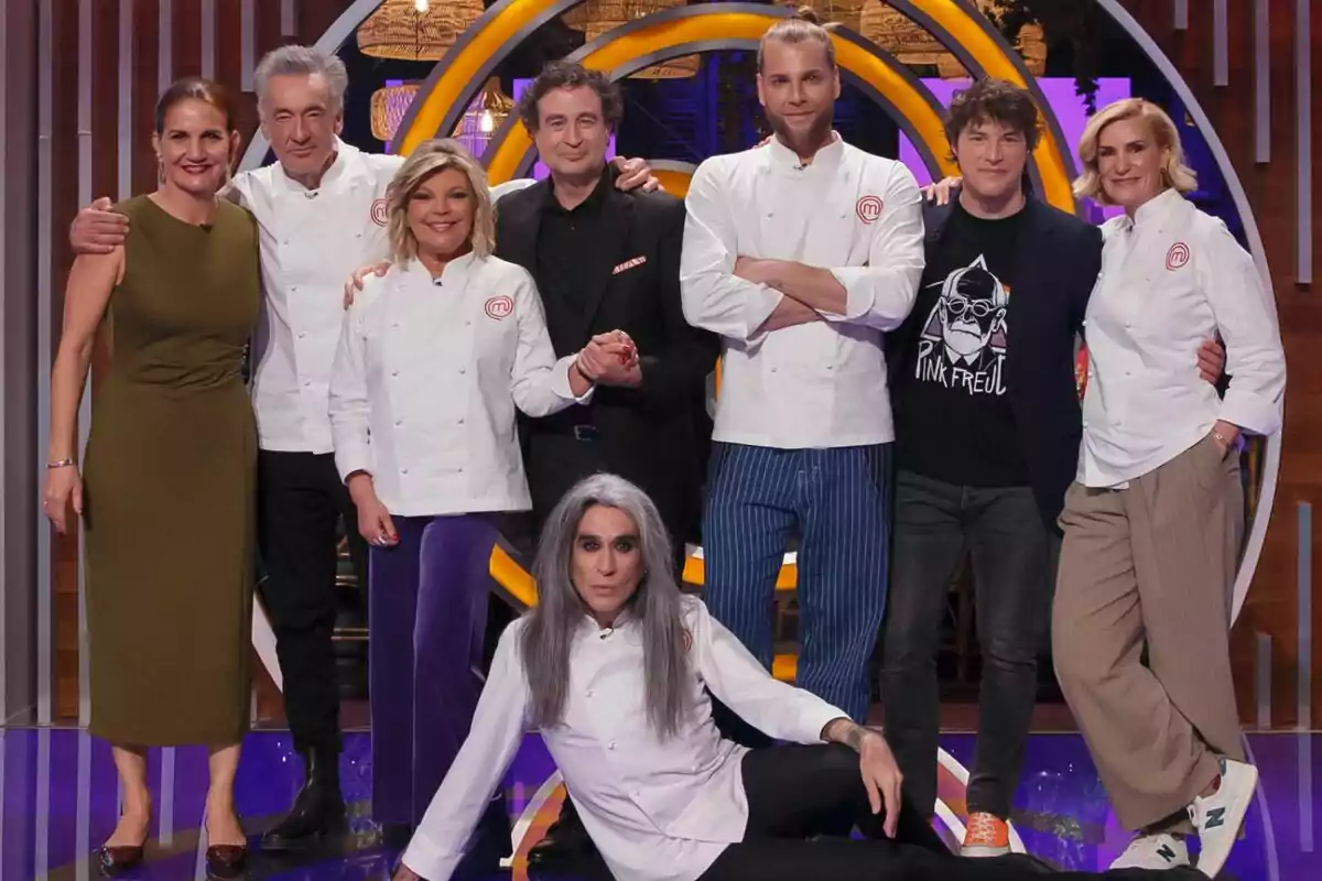 Un grupo de personas formado por Mario Vaquerizo, Terelu Campos, Eduardo Navarrete, María Zurita y Francis Lorenzo junto a Jordi Cruz, Pepe Rodríguez y Samantha Vallejo-Nágera posando juntas en MasterChef, algunas llevan chaquetas de chef y una persona está sentada en el suelo frente a ellas. Un grupo de personas formado por Mario Vaquerizo, Terelu Campos, Eduardo Navarrete, María Zurita y Francis Lorenzo junto a Jordi Cruz, Pepe Rodríguez y Samantha Vallejo-Nágera posando juntas en MasterChef, algunas llevan chaquetas de chef y una persona está sentada en el suelo frente a ellas.