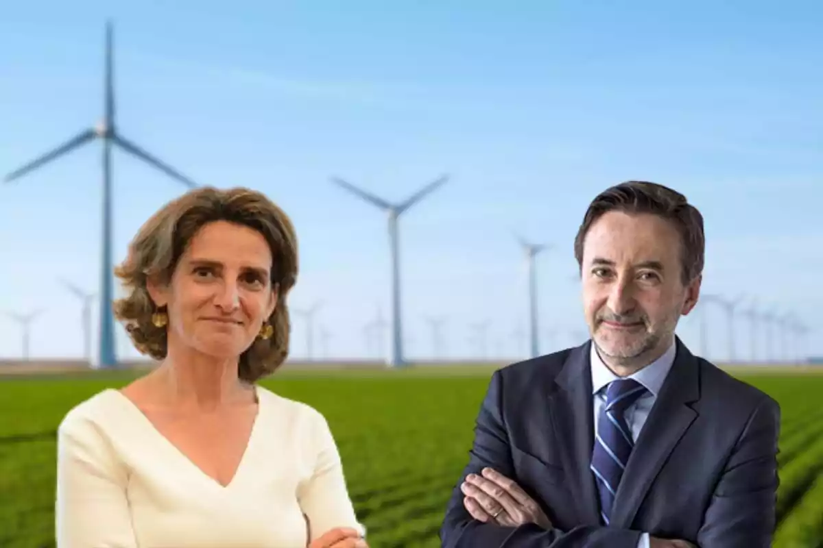 Montaje con campo de molinos de viento difuminado, Teresa Ribera, ministra para la Transición Ecológica y Josu Jon Imaz, consejero delegado de Repsol Montaje con campo de molinos de viento difuminado, Teresa Ribera, ministra para la Transición Ecológica y Josu Jon Imaz, consejero delegado de Repsol
