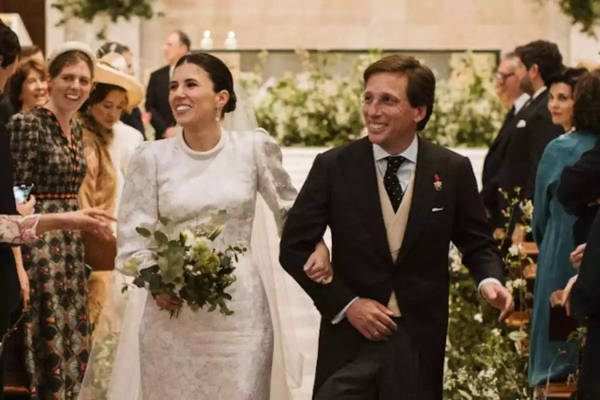 Teresa Uquijo cogida del brazo de José Luis Martínez-Almeida recién casados saliendo de la iglesia