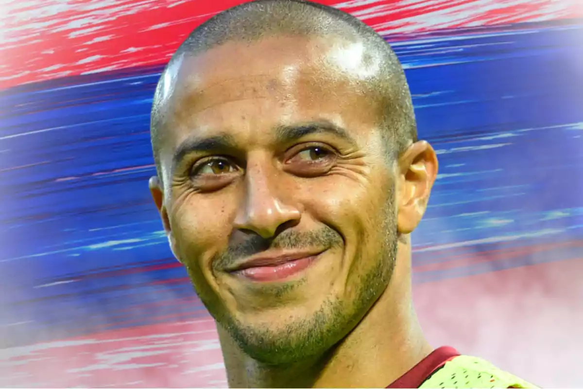 Hombre calvo sonriendo con fondo de colores rojo y azul difuminados