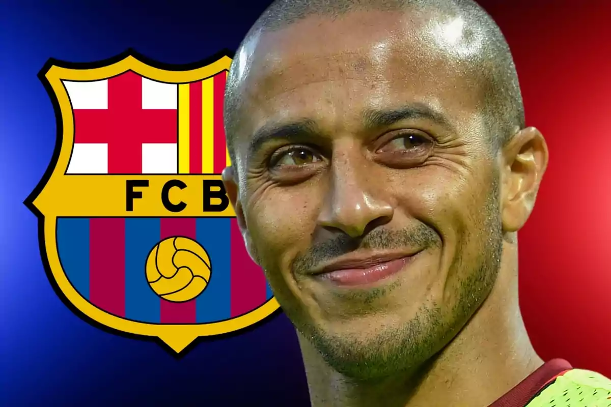 Un hombre sonriente con el escudo del FC Barcelona de fondo.