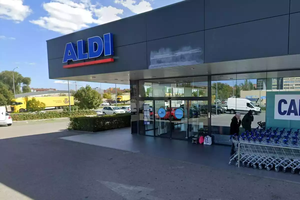 Imagen de fachada de supermercado Aldi desde el parking exterior