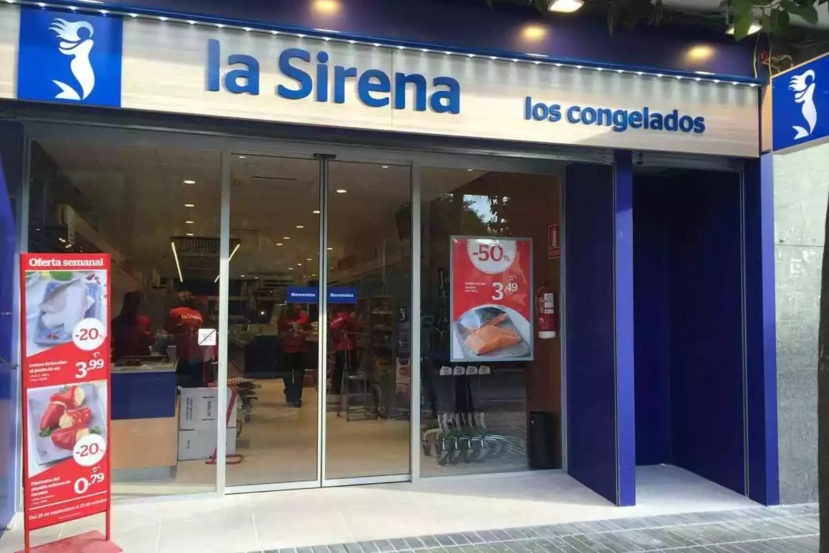 Imagen exterior de un supermercado de La Sirena