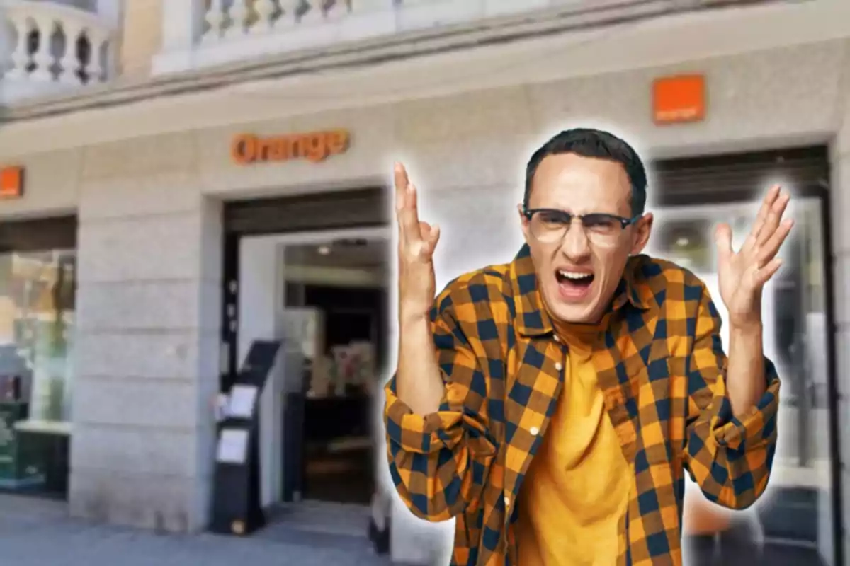 Hombre con camisa a cuadros y expresión de frustración frente a una tienda de Orange.