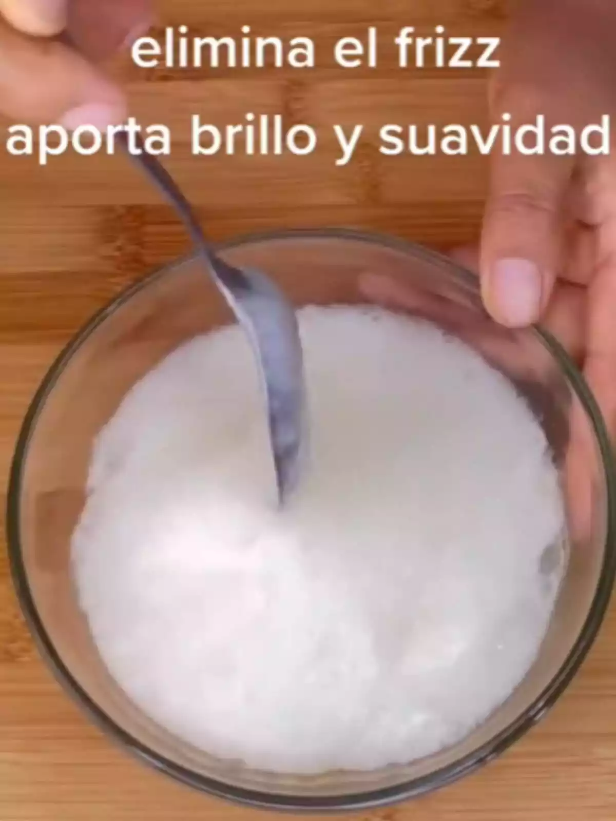 Vídeo de la cuenta de TikTok @berllyfashion_hair en el que enseña la mezcla para eliminar el frizz y aportar brillo y suavidad a tu pelo Vídeo de la cuenta de TikTok @berllyfashion_hair en el que enseña la mezcla para eliminar el frizz y aportar brillo y suavidad a tu pelo
