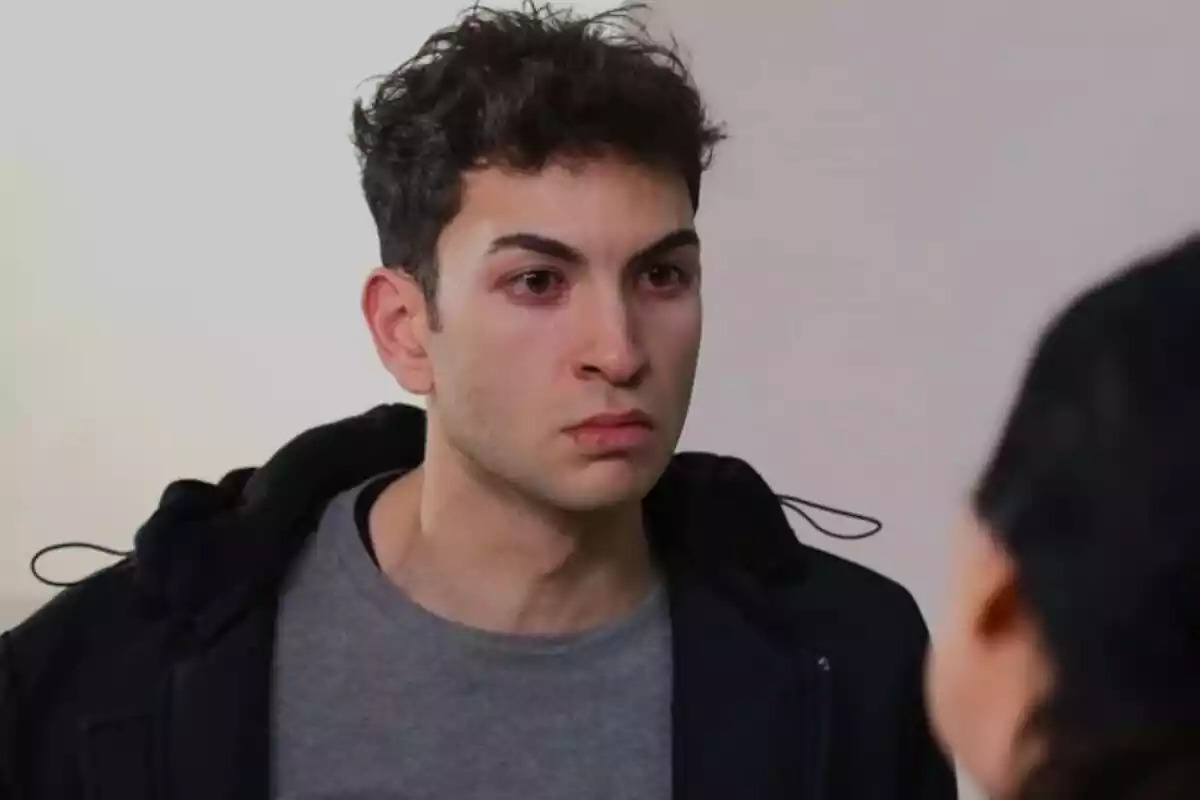 Captura de Tolga muy enfadado y con cara de rabia en Hermanos