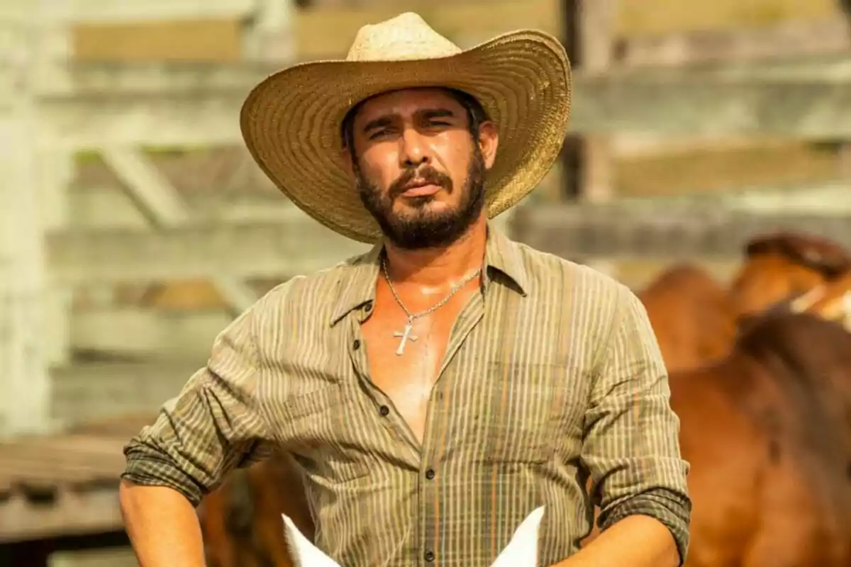 Fotografía de Tommy Schiavo con sombrero de paja y camisa a cuadros en un entorno rural con caballos al fondo.