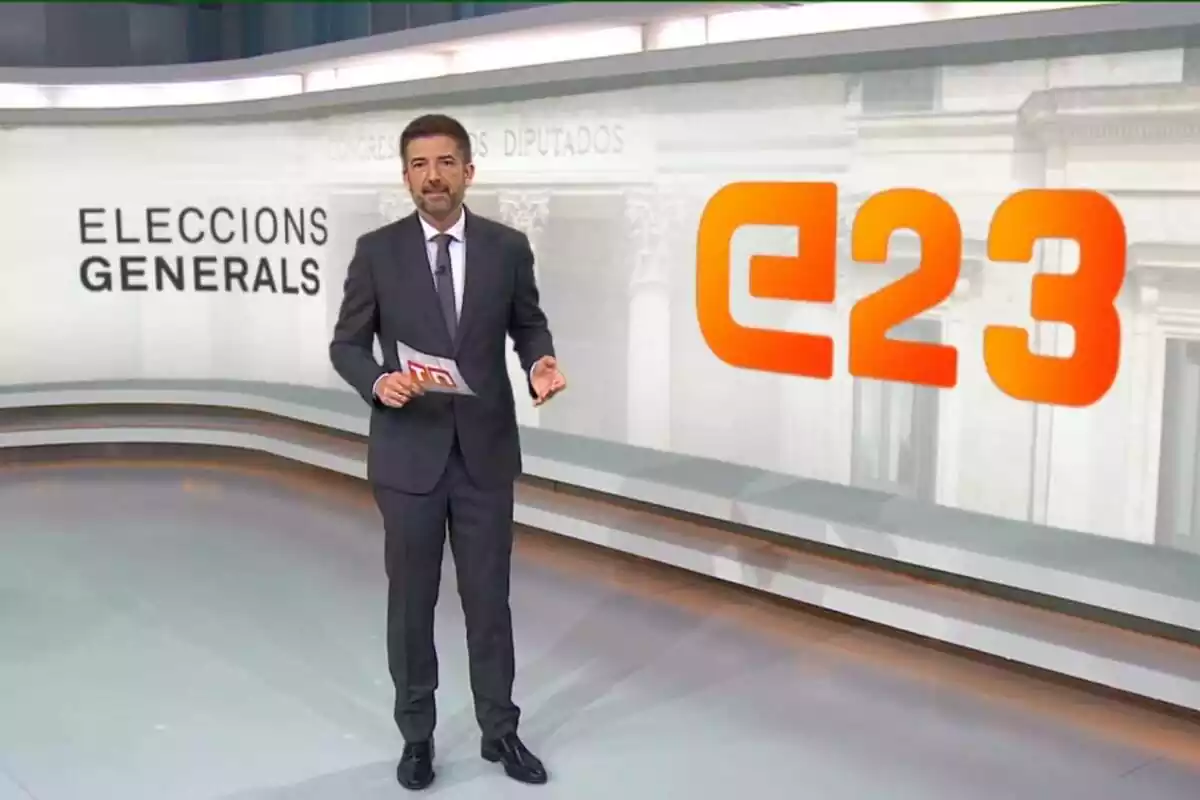 Toni Cruanyes en el plató de Telenotícies de TV3 hablando de les Elecciones Generales del próximo 23 de julio de 2023