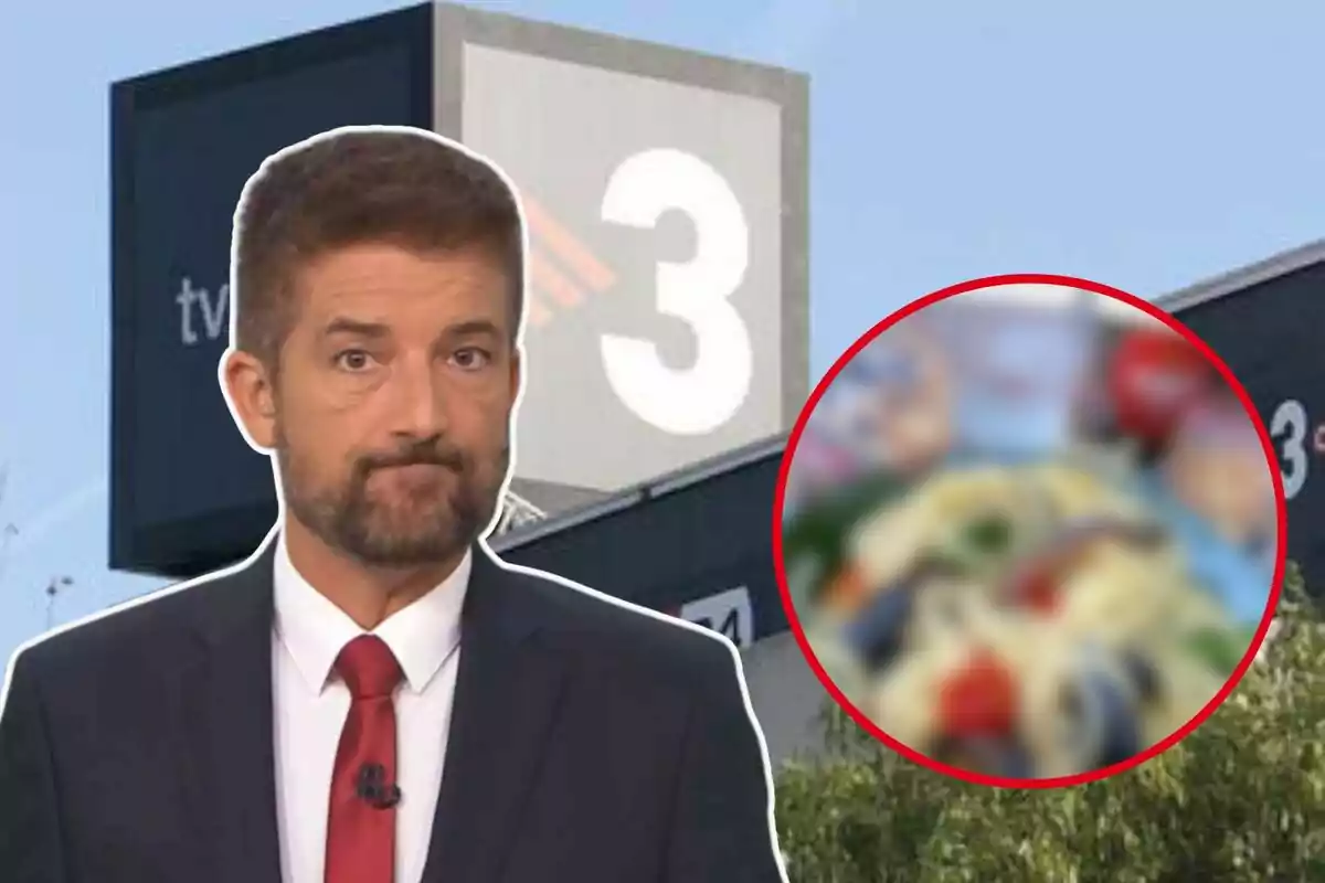 Hombre con traje y corbata roja frente a un edificio con el logo de TV3 y un círculo rojo con una imagen borrosa.