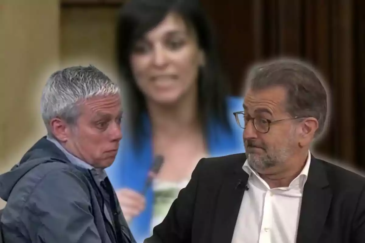 Dos hombres en primer plano con expresiones de sorpresa y desconfianza mientras una mujer desenfocada aparece al fondo