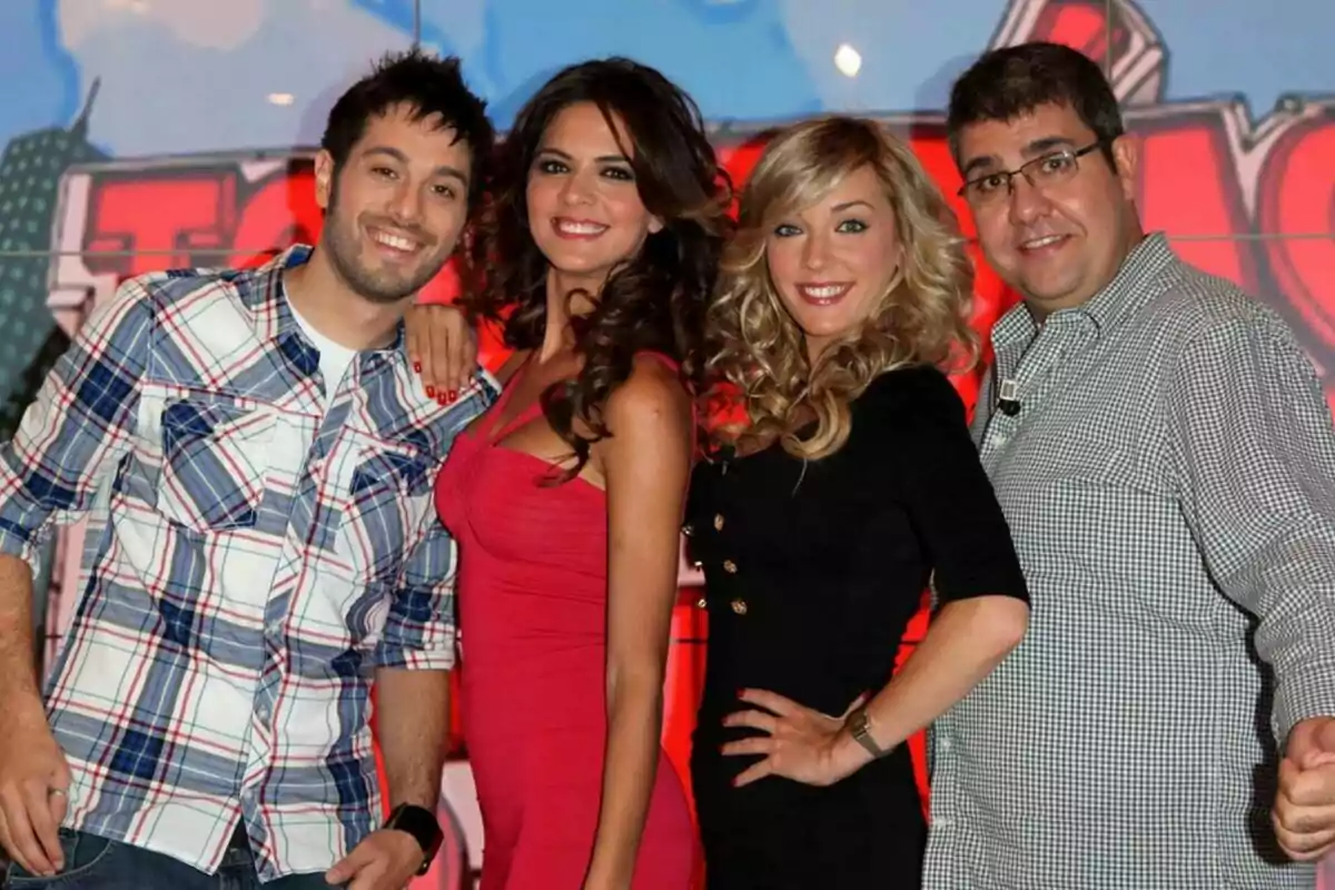 Florentino Fernández, Anna Simon, Romina Belluscio y Dani Martínez personas posando juntas frente a un fondo colorido.